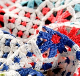 Krajka hrubá geometrický ornament barevná