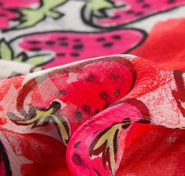 Hedvábný žoržet vzor jahůdky červený