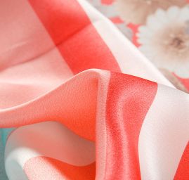 Hedvábný satén květinový vzor