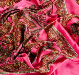 Satén nepružný paisly motivem růžový