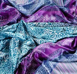 Satén nepružný motiv ornament fialovozelená