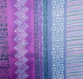 Satén nepružný motiv ornament fialovozelená