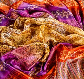 Satén nepružný motiv ornament fialovožlutý