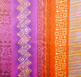 Satén nepružný motiv ornament fialovožlutý