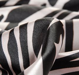 Satén pružný motiv zvířecí černý/lomená bílá kupón 3 m za cenu 2 m