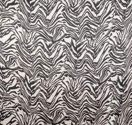 Satén pružný motiv zvířecí černý/lomená bílá kupón 3 m za cenu 2 m