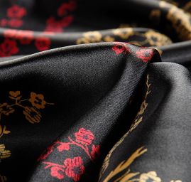 Satén nepružný motiv květin černý