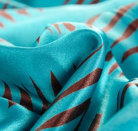 Satén nepružný geometrický motiv tyrkysový/hnědý