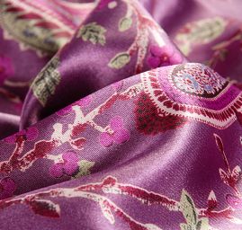 Satén vzor nepružný paisley fialový