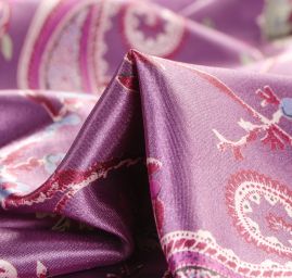 Satén vzor nepružný paisley fialový
