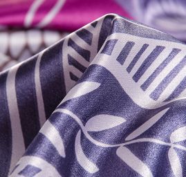 Satén nepružný vzor ornament fialový/hnědý