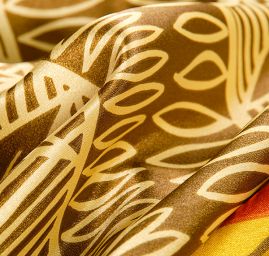 Satén nepružný motiv ornamentu žlutý/hnědý