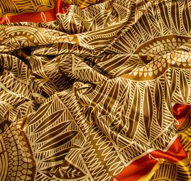 Satén nepružný motiv ornamentu žlutý/hnědý