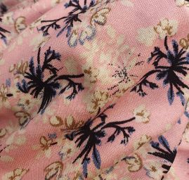 Letní úplet viskozový vzor květů růžový