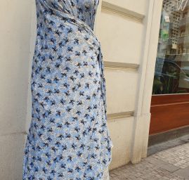 Letní úplet viskozový vzor květů modrý