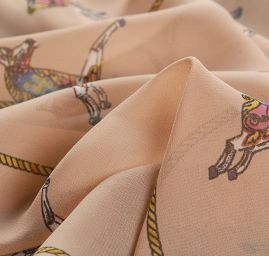 Šifon jemný se vzorem koníků a proužků pudrový