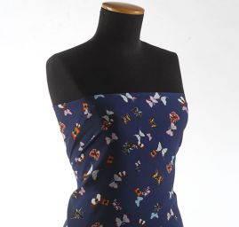 Šifon jemný se vzorem motýlků tmavě modrý