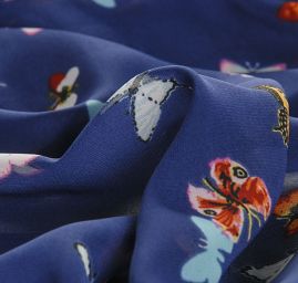 Šifon jemný se vzorem motýlků tmavě modrý