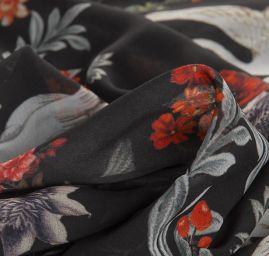 Šifon jemný se vzorem labutí a květin černý