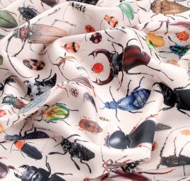 Letní jemná šatovka tisk barevní brouci smetanová