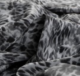 Viskozová šatová látka zvířecí motiv černá