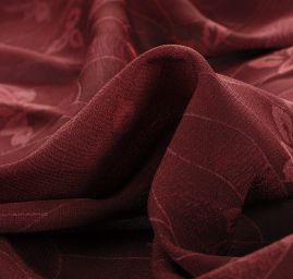 Šatová látka se vzorem květů vínová