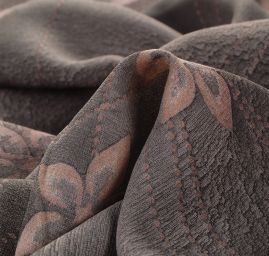 Šatová látka se vzorem květů šedá