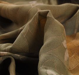 Šatová látka se vzorem květů zelená