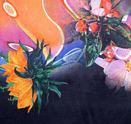 Satén motiv květů v zářivých barvách tm. modrá