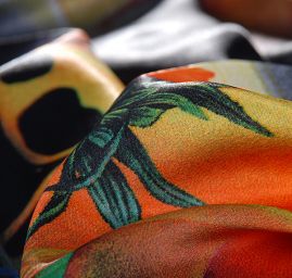 Satén motiv květů v zářivých barvách tm. modrá