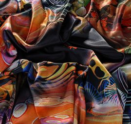 Satén motiv květů v zářivých barvách tm. modrá