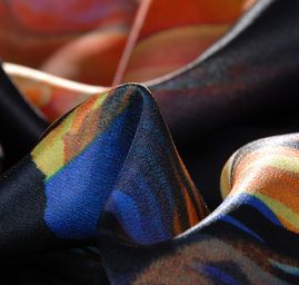 Satén motiv květů v zářivých barvách tm. modrá