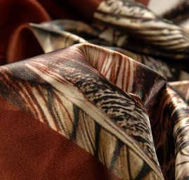 Satén vzor paví pera a zvířecí motiv