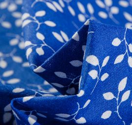 Bavlněná látka modrotisk lístky bílá/modrá
