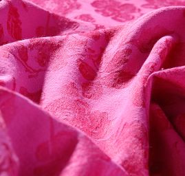 Žakárová látka bavlna směs s motivem růží malinová