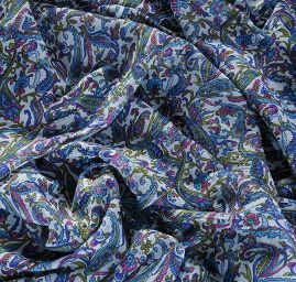 Šifon plisé imitace kašmírového vzoru zlenomodrý