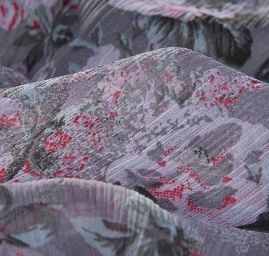 Šifon plisé květinový motiv červenošedý