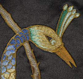 Satén vyšívaný vzor páv/květy černý