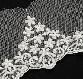 Krajka lem výšivka na tylu bílá