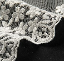 Krajka lem výšivka na tylu bílá