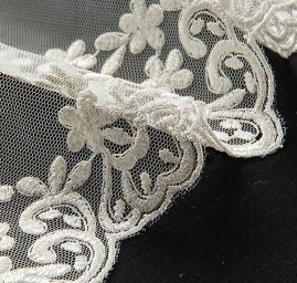 Krajka lem výšivka na tylu smetanová