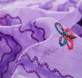 Krep šifon výšivka střední spirála levandulová II.jakost
