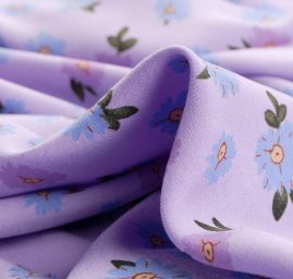 Viskozová šatová látka květy fialovomodré na lila