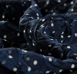 Šifon puntík stužková aplikace slonová kost/tm.modrá