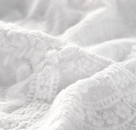 Jemný žoržet s výšivkou květinový vzor bílá