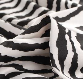 Imitace hedvábí pružný atlas zvířecí motiv černobílý