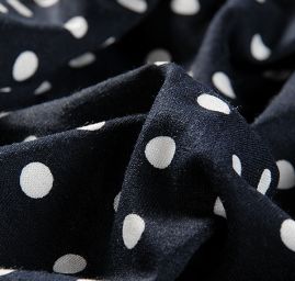 Jemný viskozový úplet puntík bílý/tm.modrá