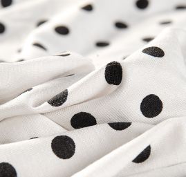 Jemný viskozový úplet puntík černá/bílá