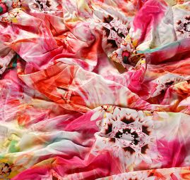 Viskozová letní látka digitální tisk abstraktní motiv květ