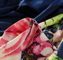 Úplet kupón digitální tisk velké květy červený/tm.modrý